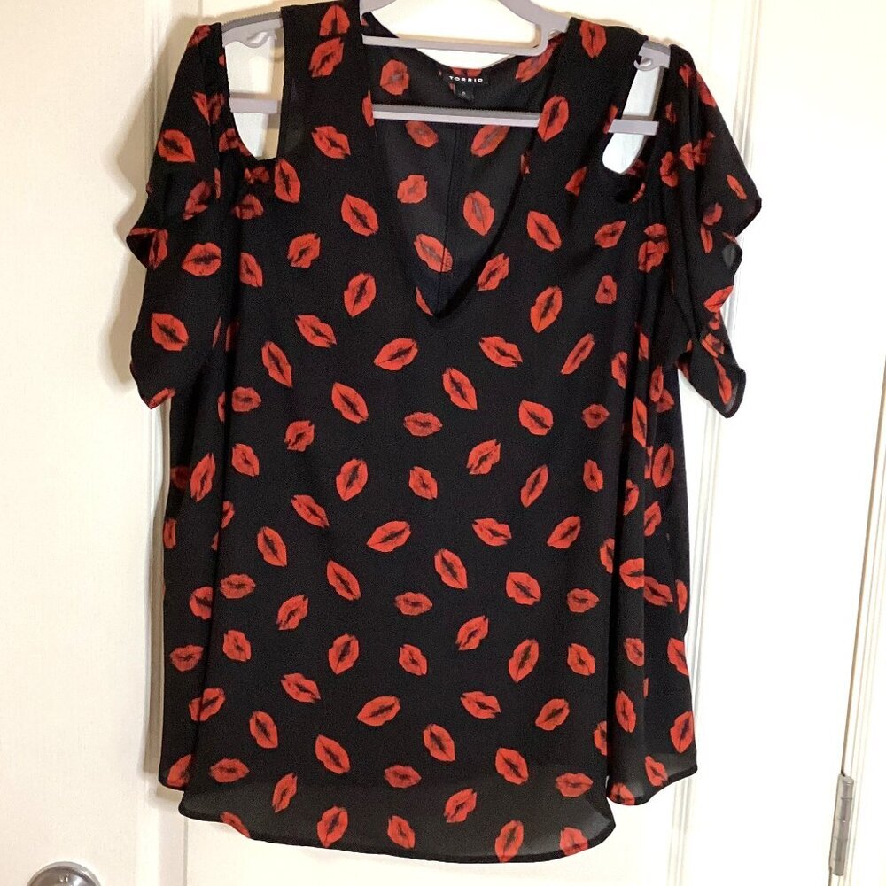 Torrid Women's Black Semi Sheer Cold Shoulder Top Blouse Red Lips Size 0